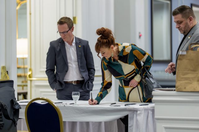 A1200819